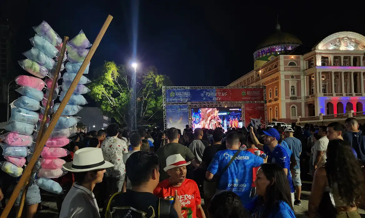 Festival de Parintins vai até domingo com bois
