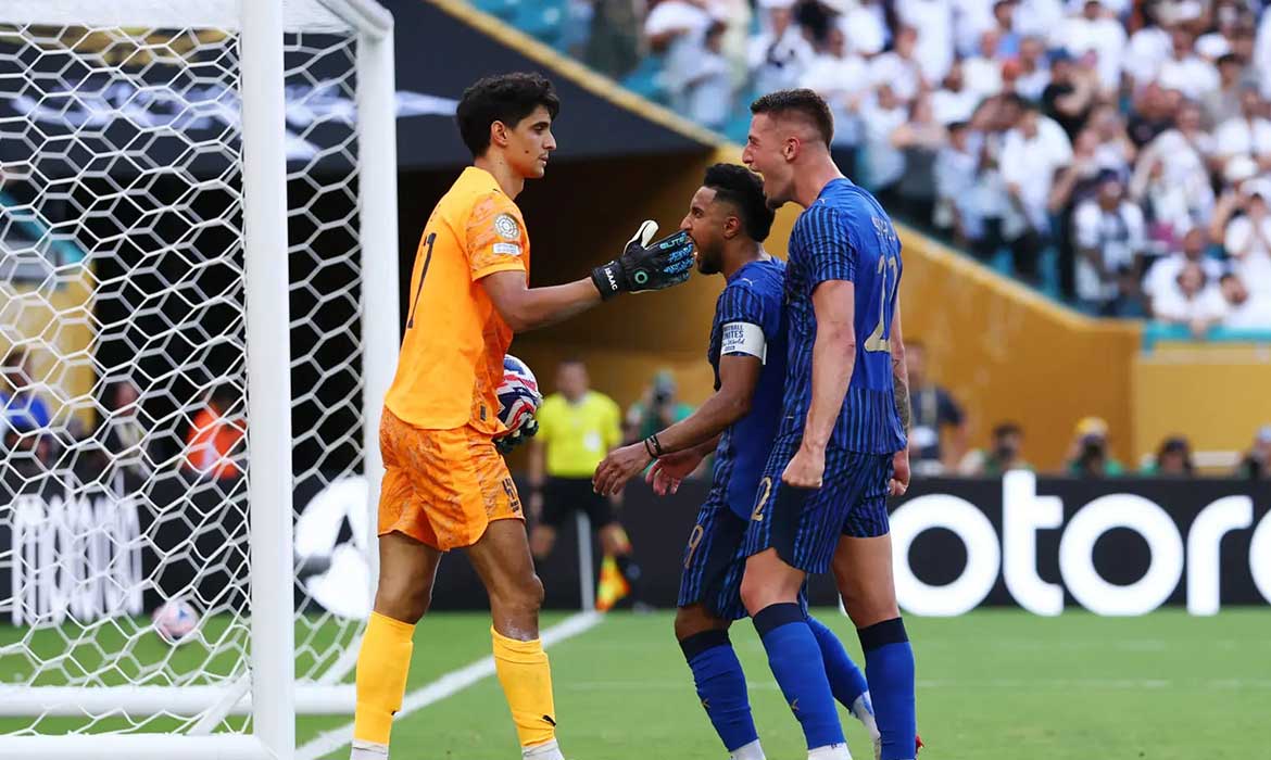 Bono defende pênalti e garante empate do Al Hilal