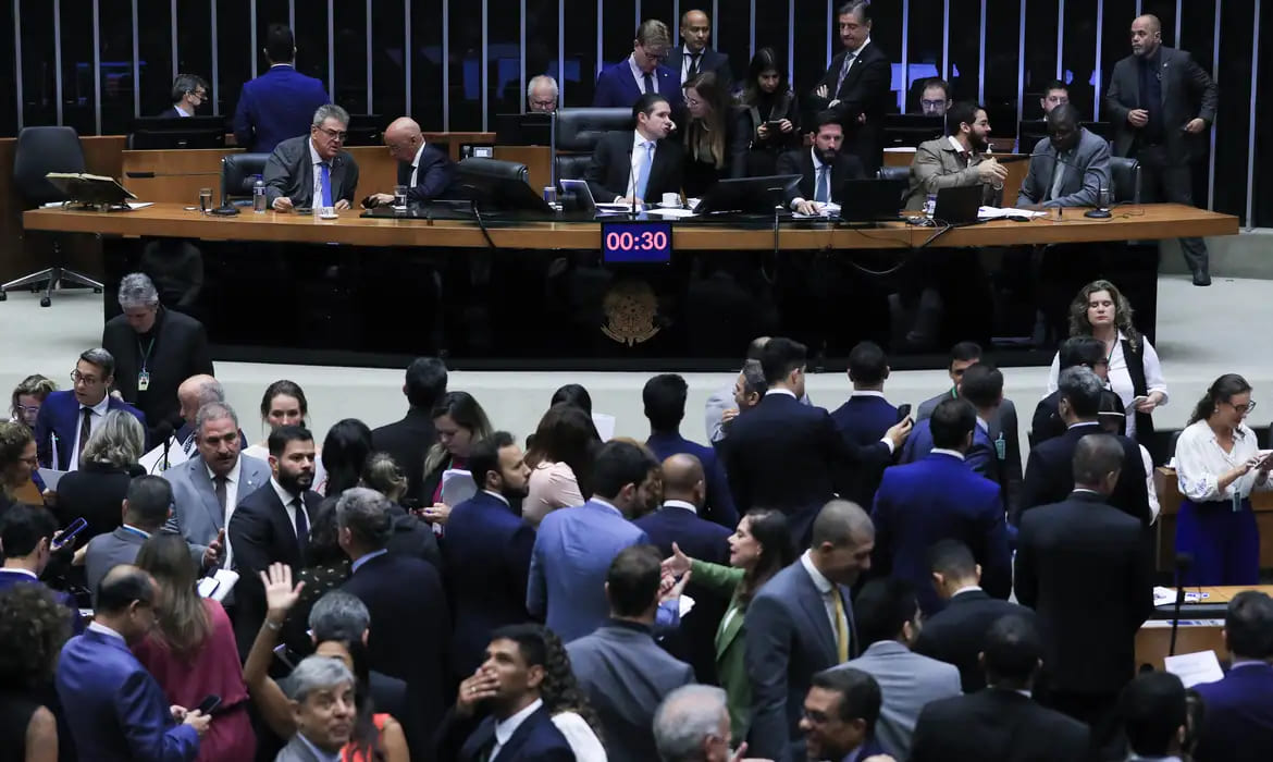 Câmara aprova urgência para suspender decreto