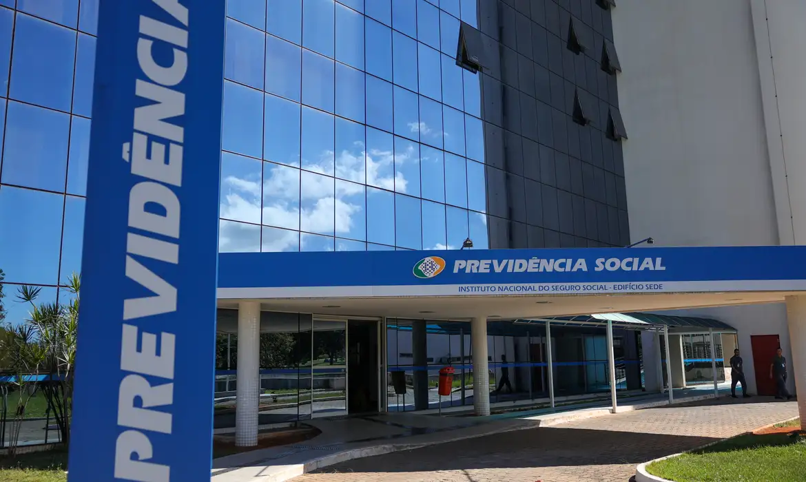 INSS afasta 4 servidores por suposta ligação com descontos