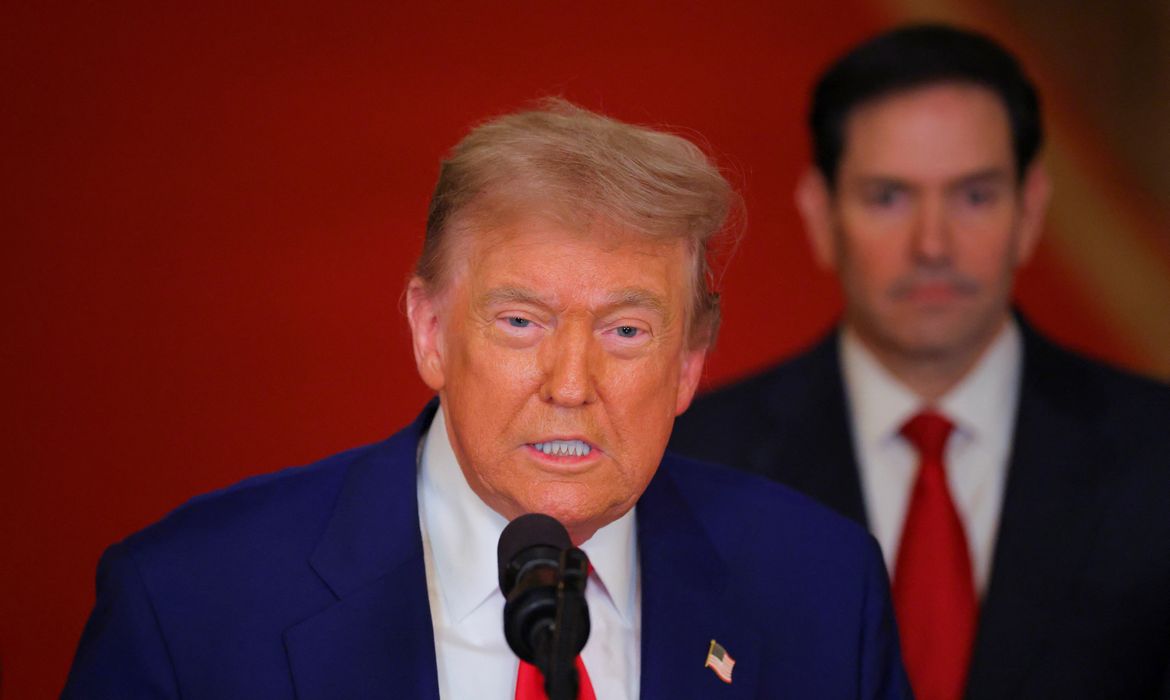 Trump assina tarifa de 50% e considera Brasil ameaça
