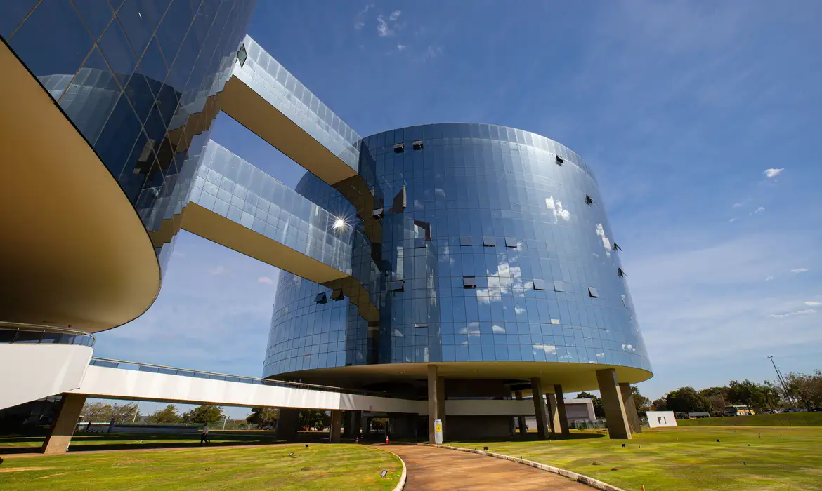 PGR diz que recebeu com “assombro” sanções contra Alexandre