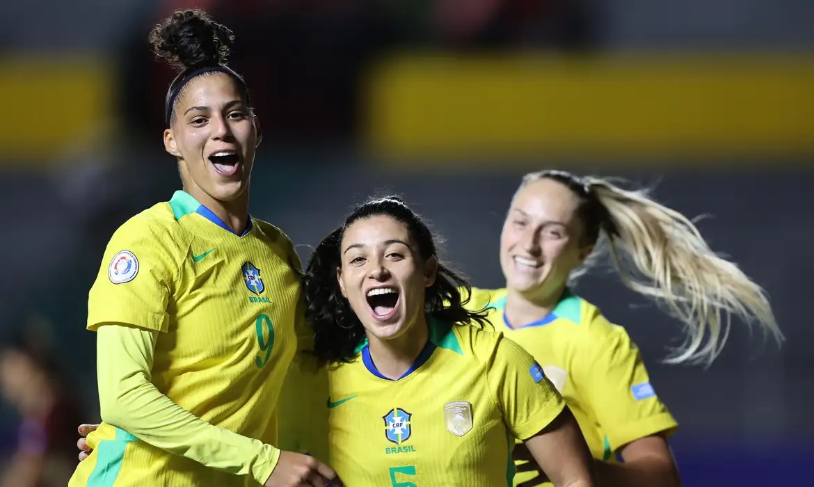 Brasil inicia Copa América com vitória de 2 a 0