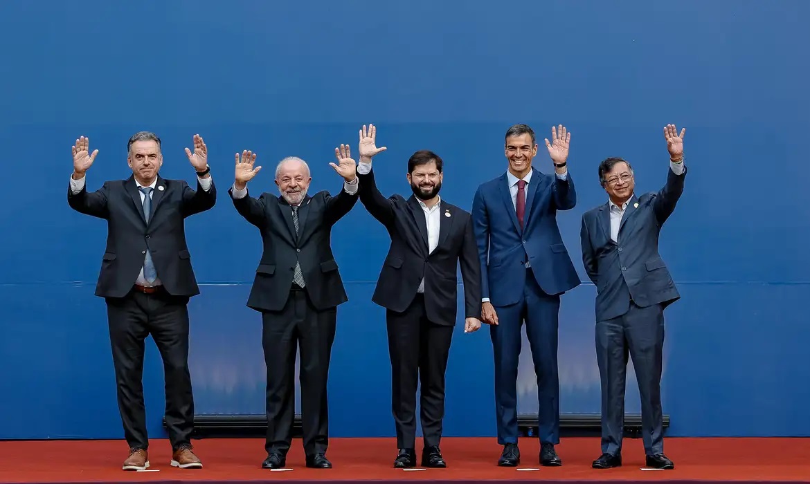 Lula e outros líderes convocam instituições