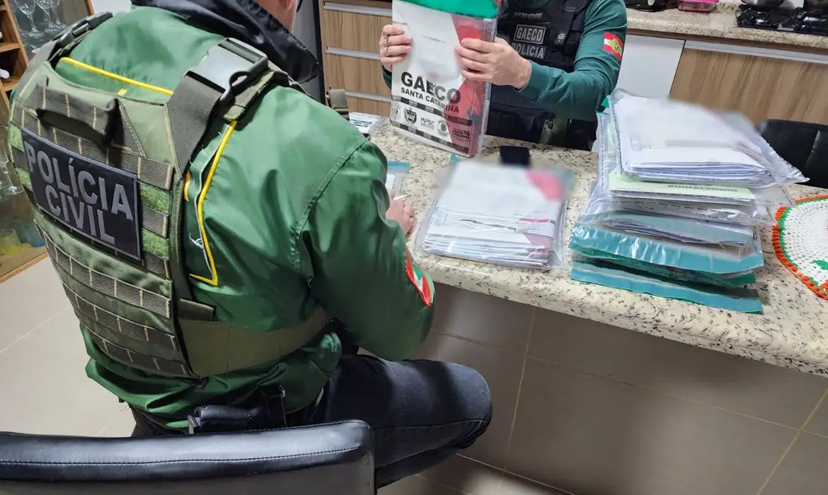 Seis advogados são presos por suspeita de lesar mais de mil