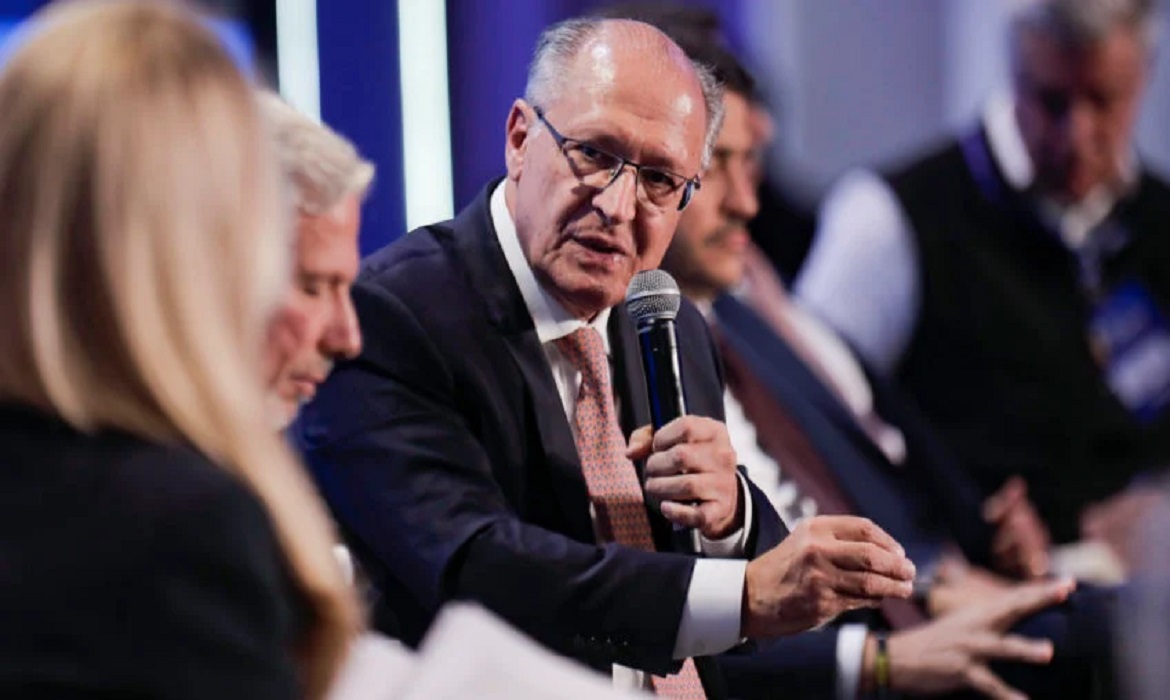 Alckmin cita Tarcísio e diz que São Paulo é a maior vítima... Leia mais no texto original: (https://www.poder360.com.br/poder-economia/alckmin-cita-tarcisio-e-diz-que-sao-paulo-e-a-maior-vitima-do-tarifaco/) © 2025 Todos os direitos são reservados ao Poder360, conforme a Lei nº 9.610/98. A publicação, redistribuição, transmissão e reescrita sem autorização prévia são proibidas.