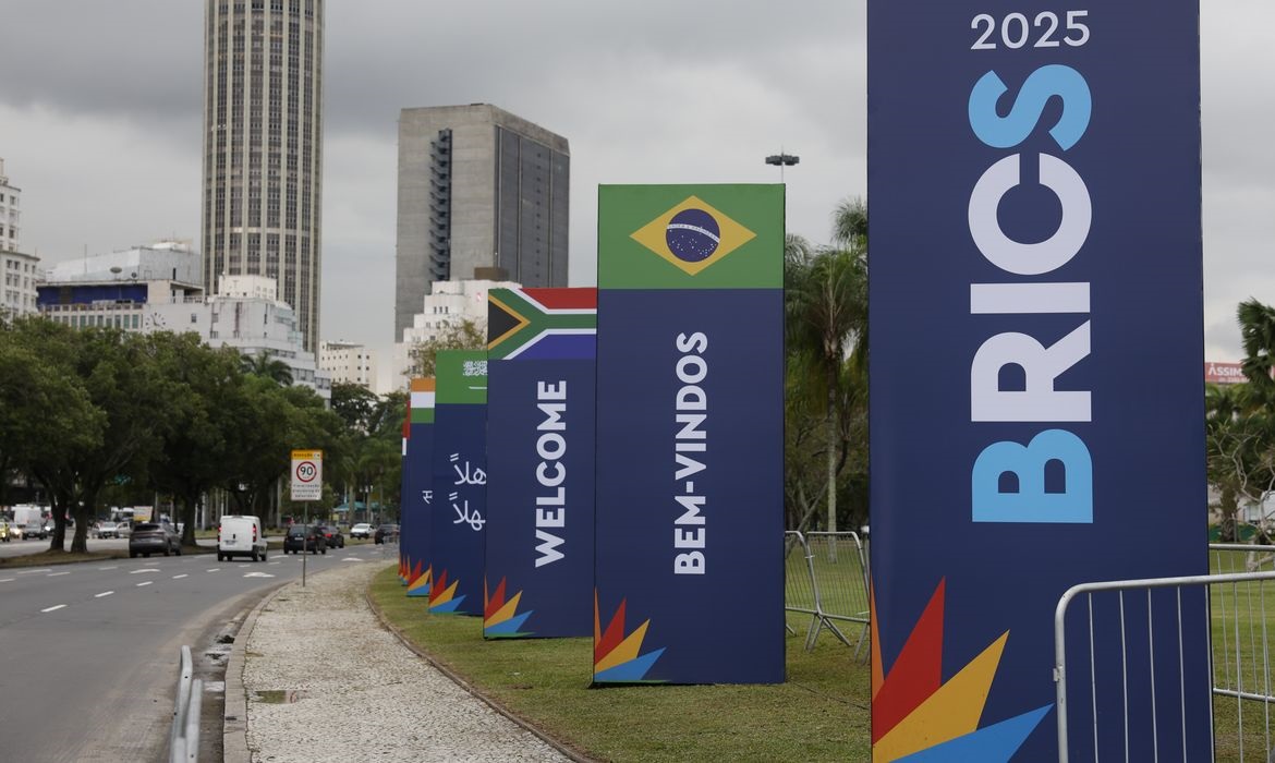 O prefeito do Rio de Janeiro, Eduardo Paes, entregou nesta segunda-feira (7) uma carta de intenção ao presidente Luiz Inácio Lula da Silva oficializando o pedido para a cidade ser a sede permanente do Brics. Formado em 2009, o bloco ainda não tem sede oficial. A proposta da prefeitura é oferecer ao Brics o prédio do edifício do Jockey Club Brasileiro, na região central da cidade. Projetado pelo arquiteto Lúcio Costa, o espaço tem 83,5 mil metros quadrados. A prefeitura destaca o protagonismo diplomático e os benefícios diretos que a proposta pode trazer à cidade, como o aumento da visibilidade internacional, o fortalecimento de sua imagem global e a geração de empregos, além de estimular visitas e investimentos estrangeiros. O prefeito Eduardo Paes disse que a cidade está pronta para receber representantes dos países-membros e oferecer a infraestrutura e o cenário adequados para que o grupo avance em suas discussões de forma permanente. “Ao reconhecer a importância do Brics na reforma da governança global em direção a um desenvolvimento mais equitativo, o Rio de Janeiro reafirma seu compromisso com o multilateralismo e busca facilitar o diálogo contínuo entre os países-membros, promovendo a cooperação e transformando teorias em práticas concretas”, destacou a prefeitura, em nota. A Cúpula dos Chefes de Estado reuniu autoridades de 36 países e cerca de 4 mil participantes nos dias 6 e 7 de julho. O Brics é composto por economias emergentes que representam 46% da população mundial e 37% do PIB global. O grupo conta com 11 países-membros: Brasil, Rússia, Índia, China, África do Sul, Arábia Saudita, Egito, Emirados Árabes Unidos, Etiópia, Indonésia e Irã.
