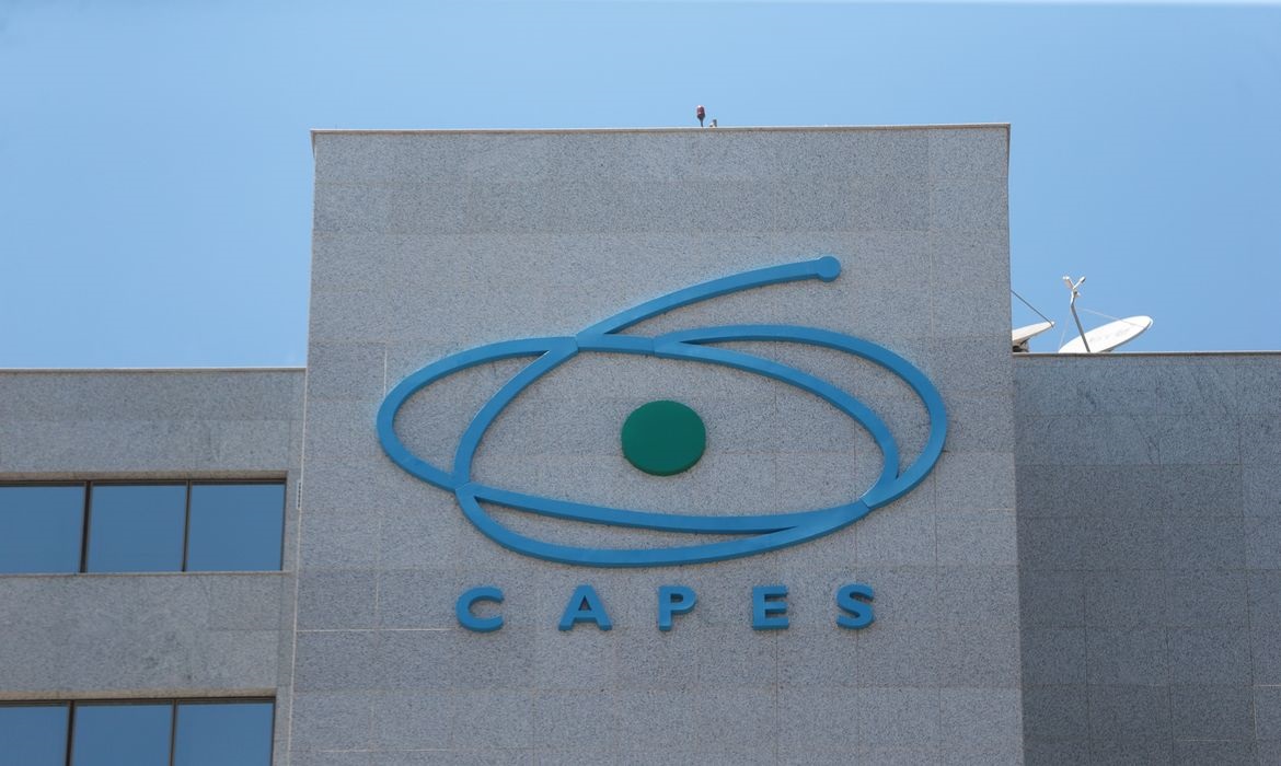 Capes: 96 brasileiros desistiram de doutorado