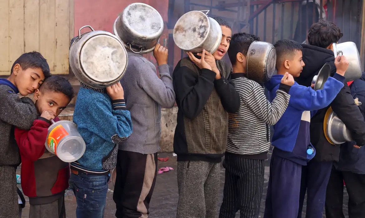 Gaza: 21 crianças morreram hoje de subnutrição e fome nas últimas 72 horas