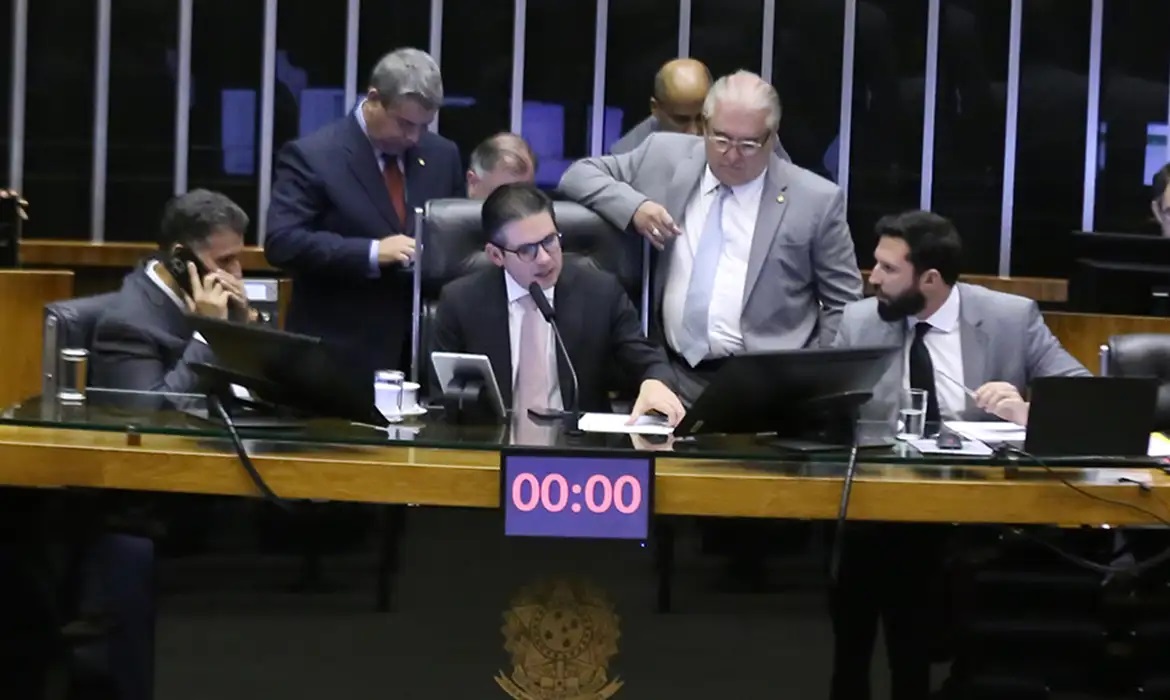 Câmara aprova urgência para proposta que reduz benefícios