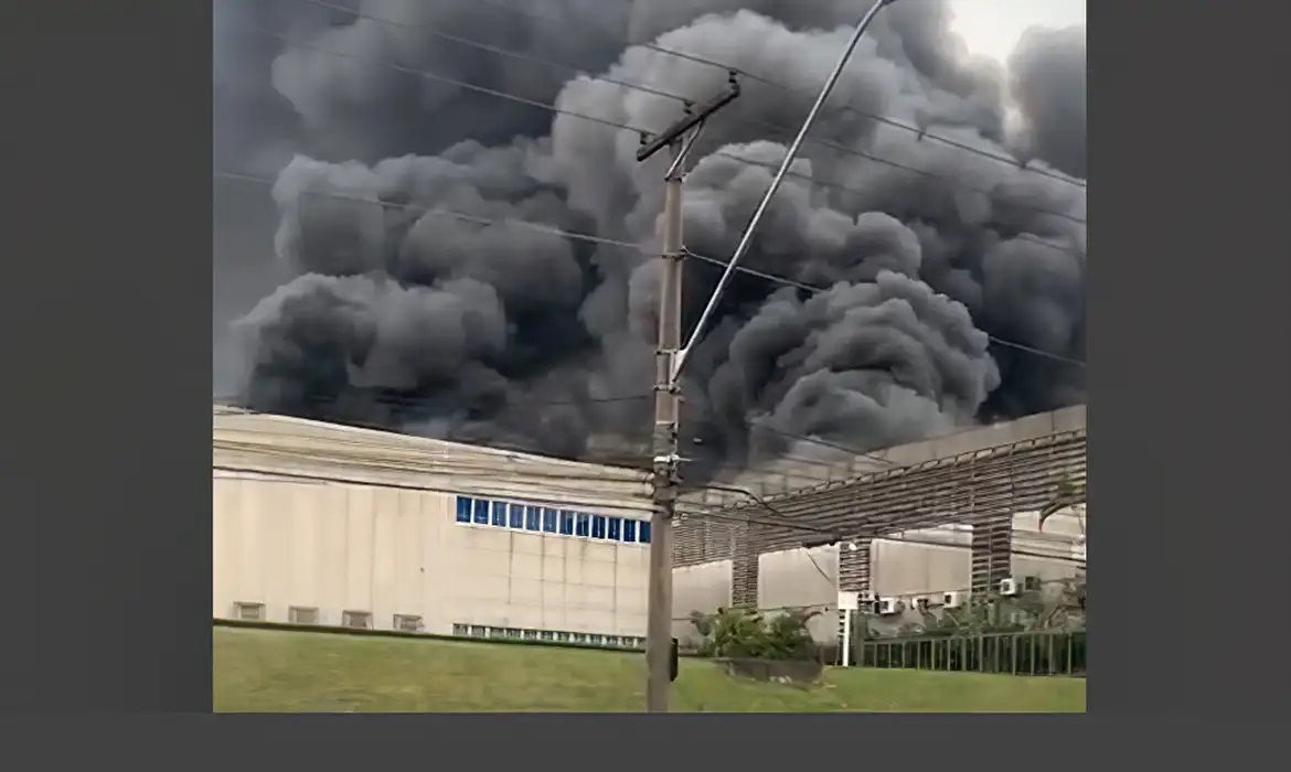 Incêndio atinge galpões comerciais em Barueri