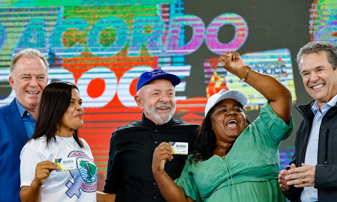 Lula anuncia R$ 3,7 bi para atingidos por lama
