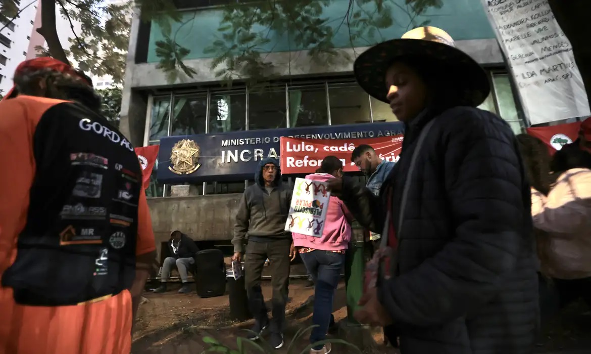 MST ocupa Superintendência do Incra