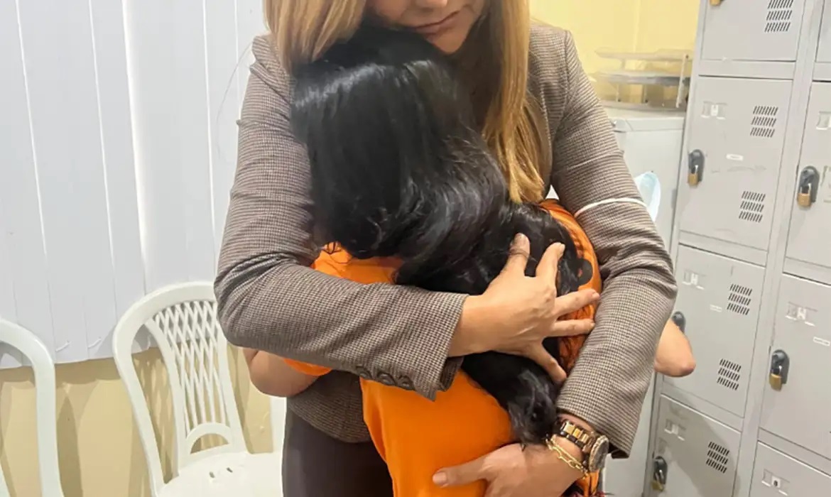 Mulher afirma ter sido estuprada por policiais