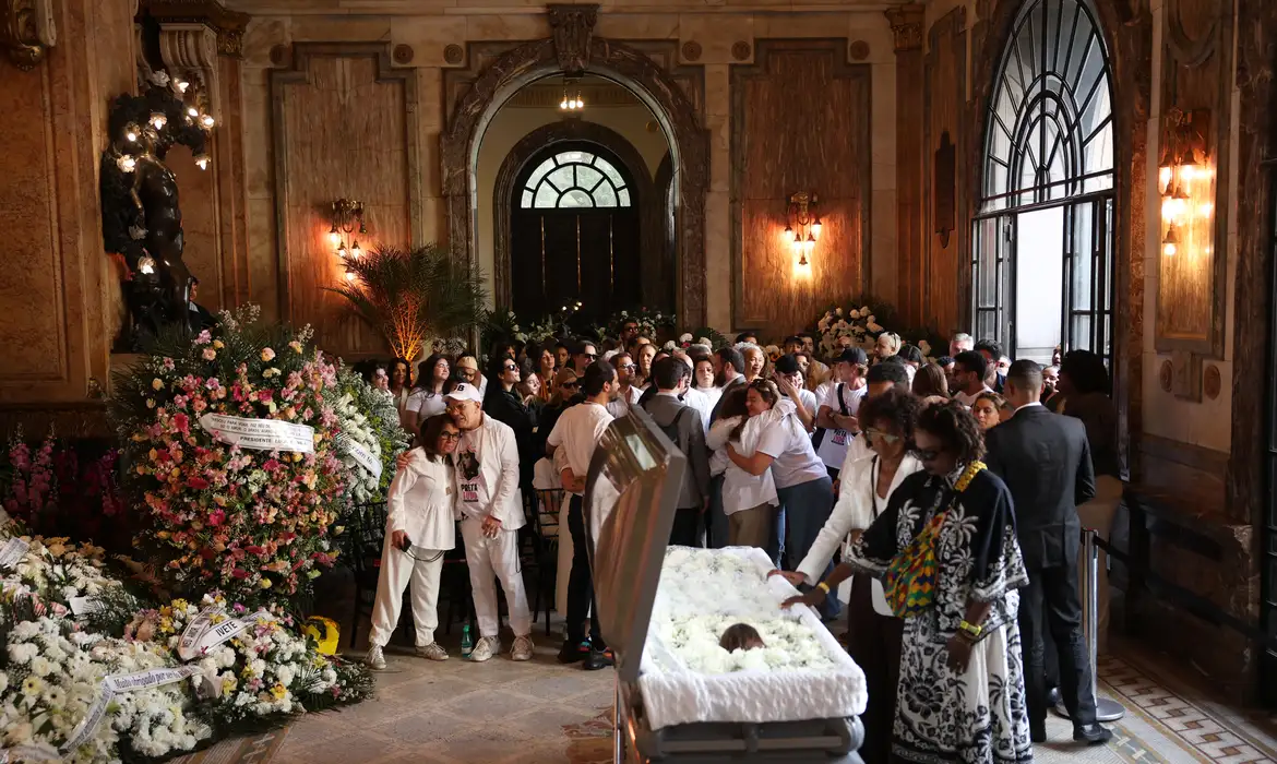 Preta Gil é velada no Theatro Municipal do Rio
