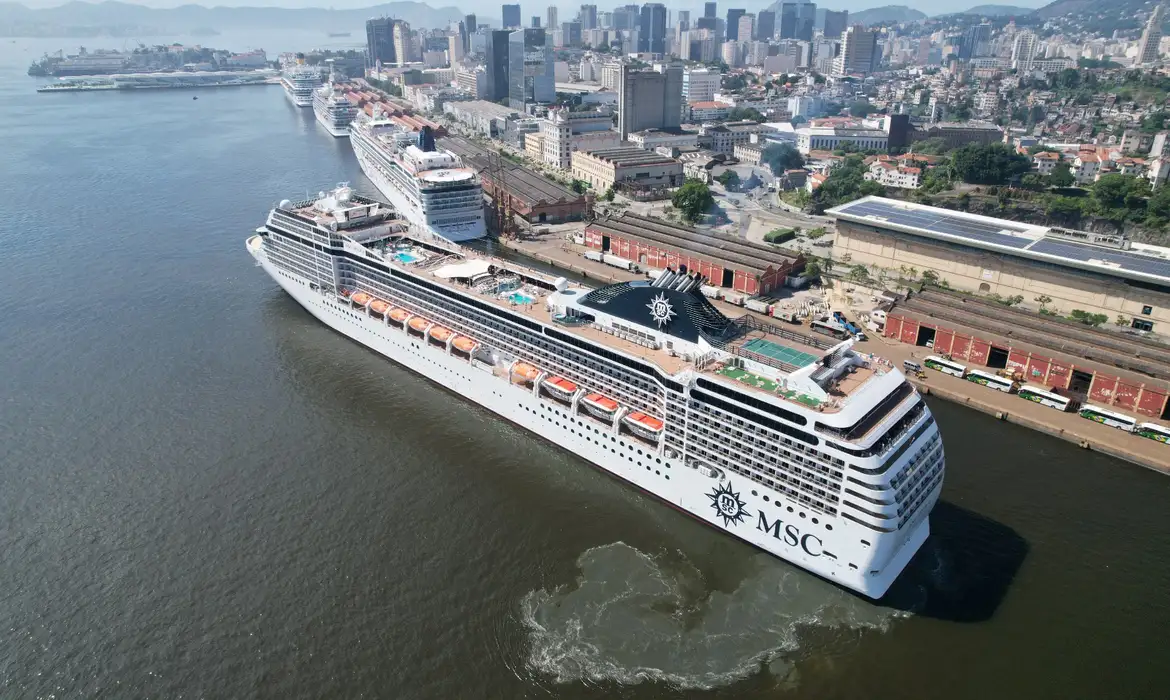 Brasil contrata navios para hospedagem
