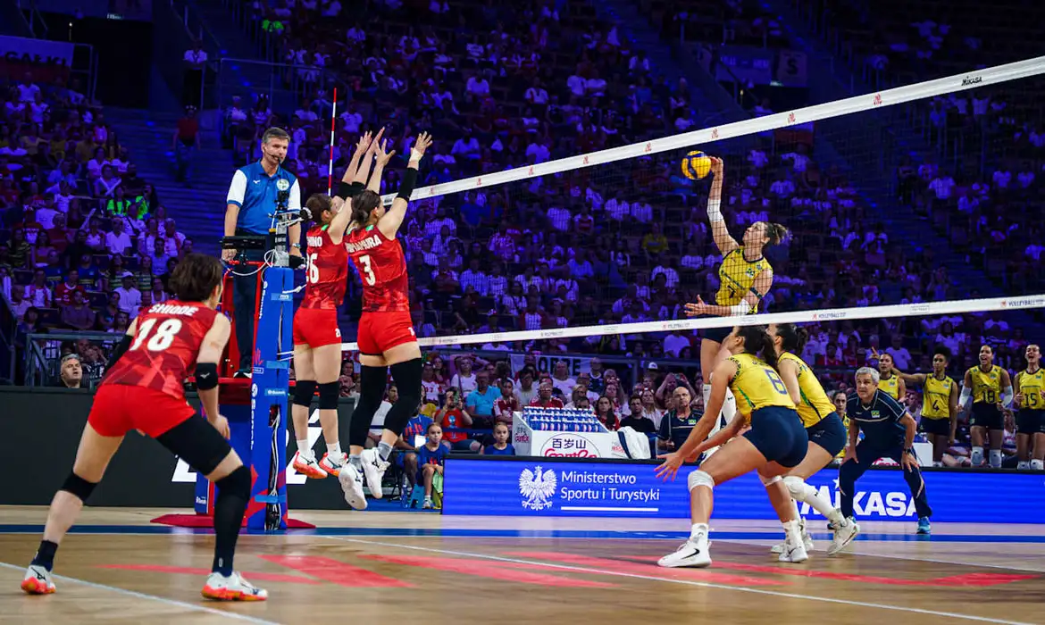 Brasil vira sobre o Japão e alcança final da Liga