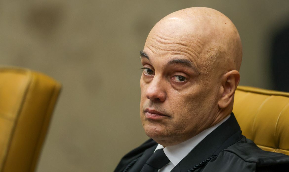Moraes compara atos de Eduardo Bolsonaro nos EUA