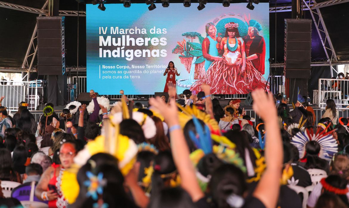 Evento em Brasília reúne 5 mil mulheres indígena