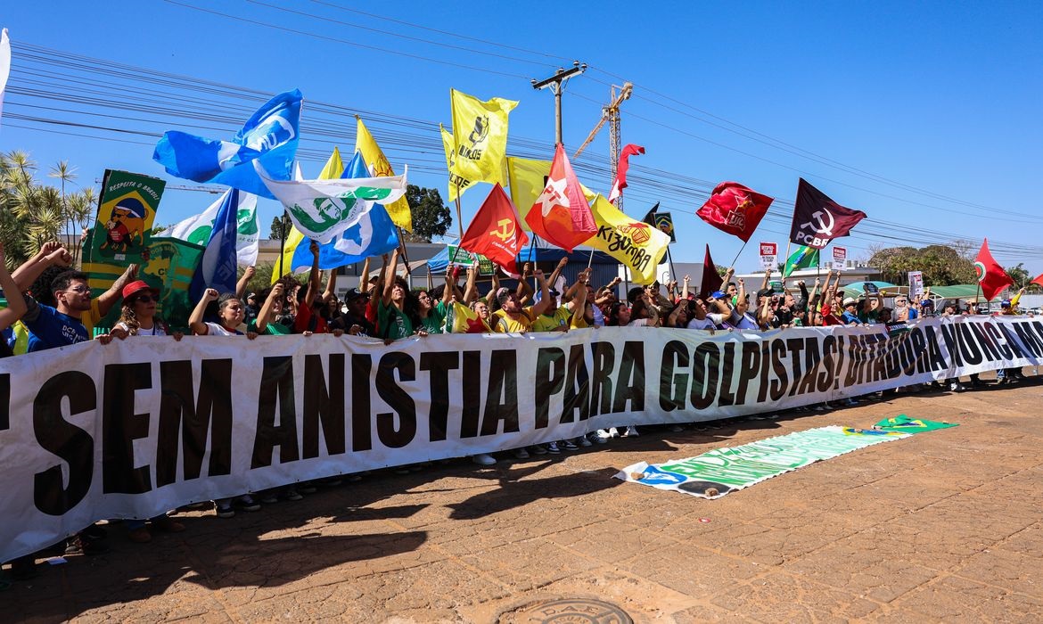 Manifestantes queimam bandeira dos EUA e boneco de Trump