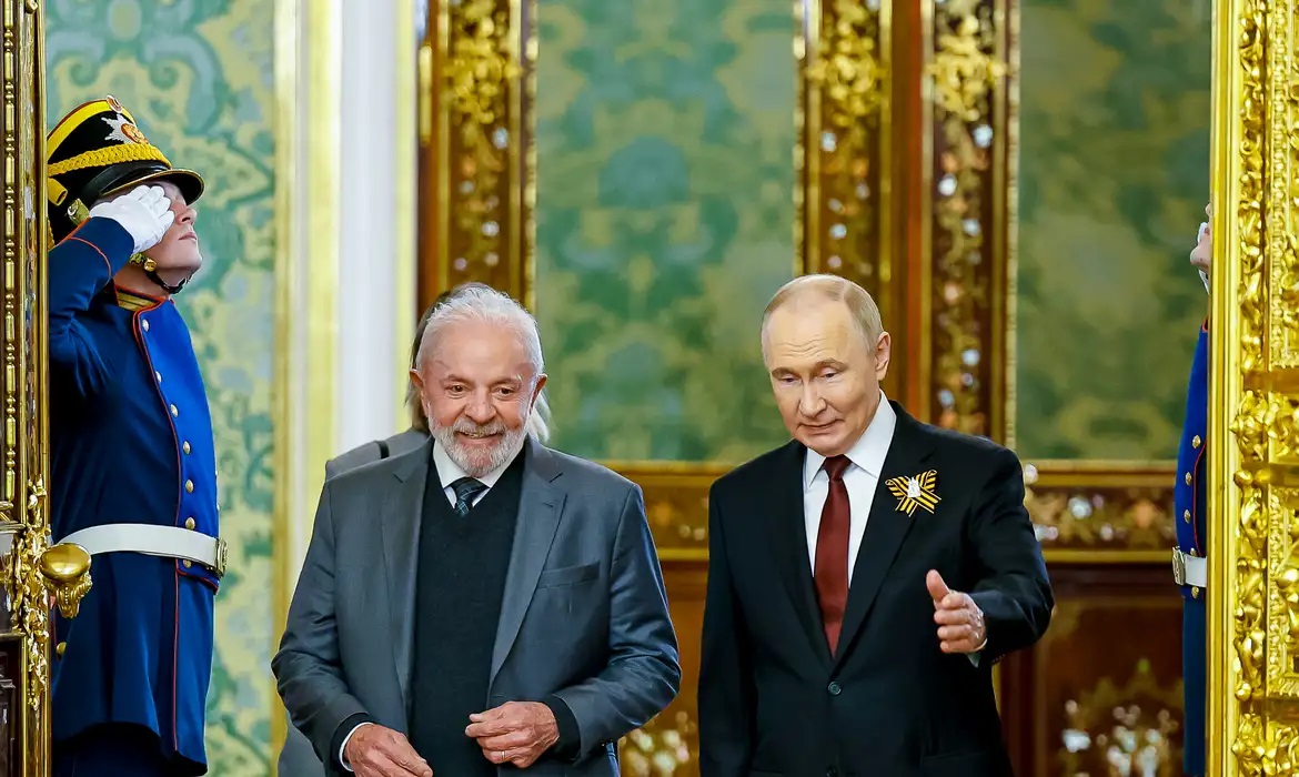 Lula recebe ligação de Putin e conversa sobre guerra