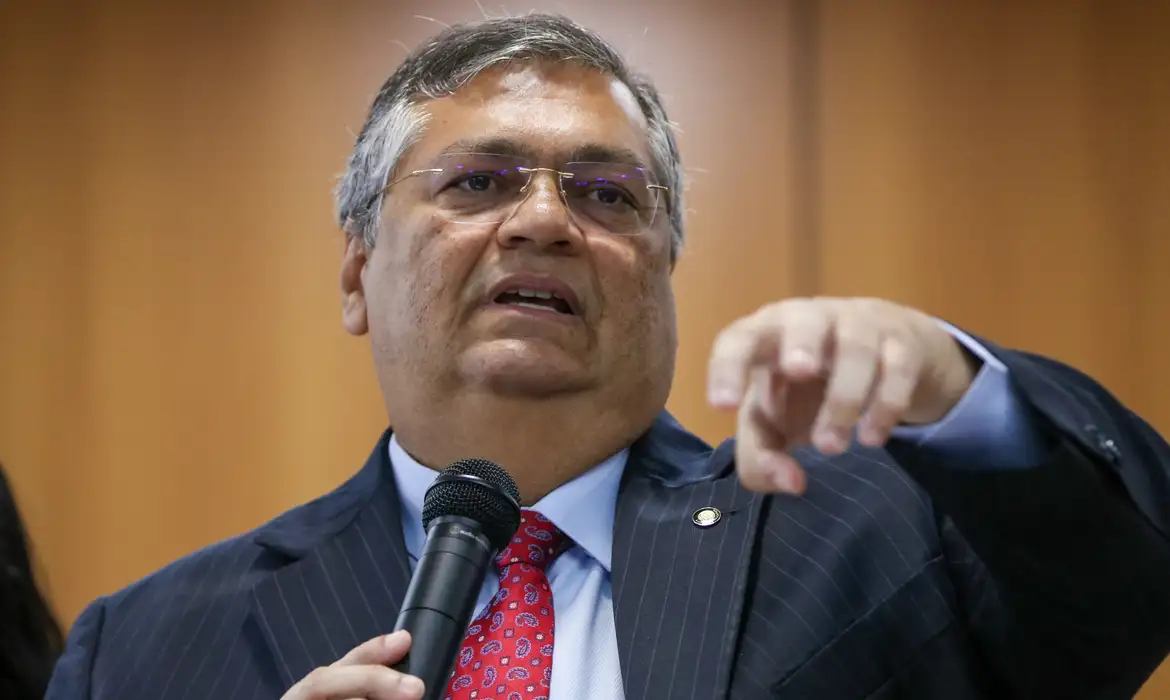 Dino diz que STF não pode ceder a coações, chantagens