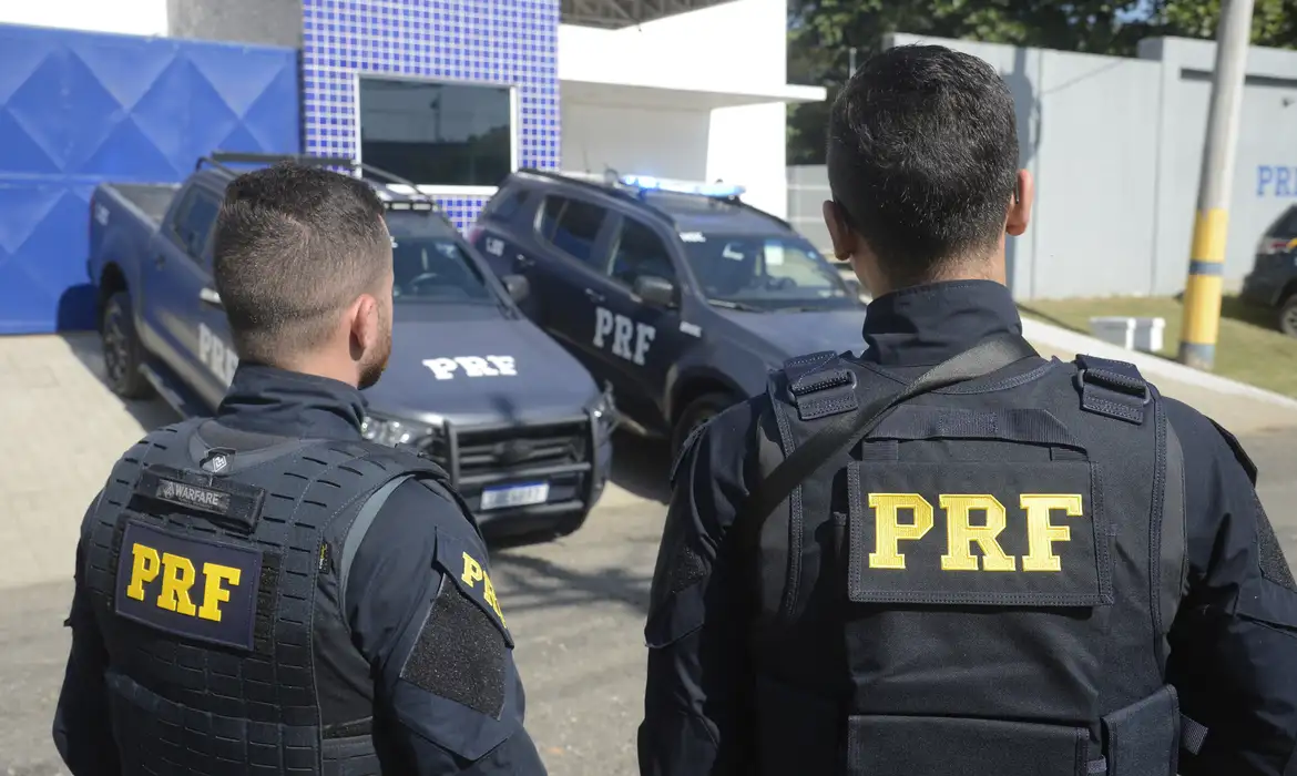 PRF apreende fuzis que estavam sendo levados