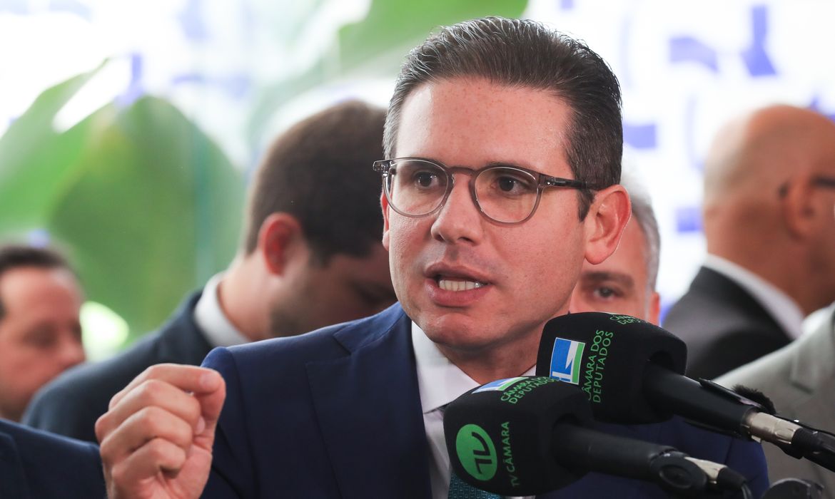 Motta envia pedido de afastamento de 15 deputados
