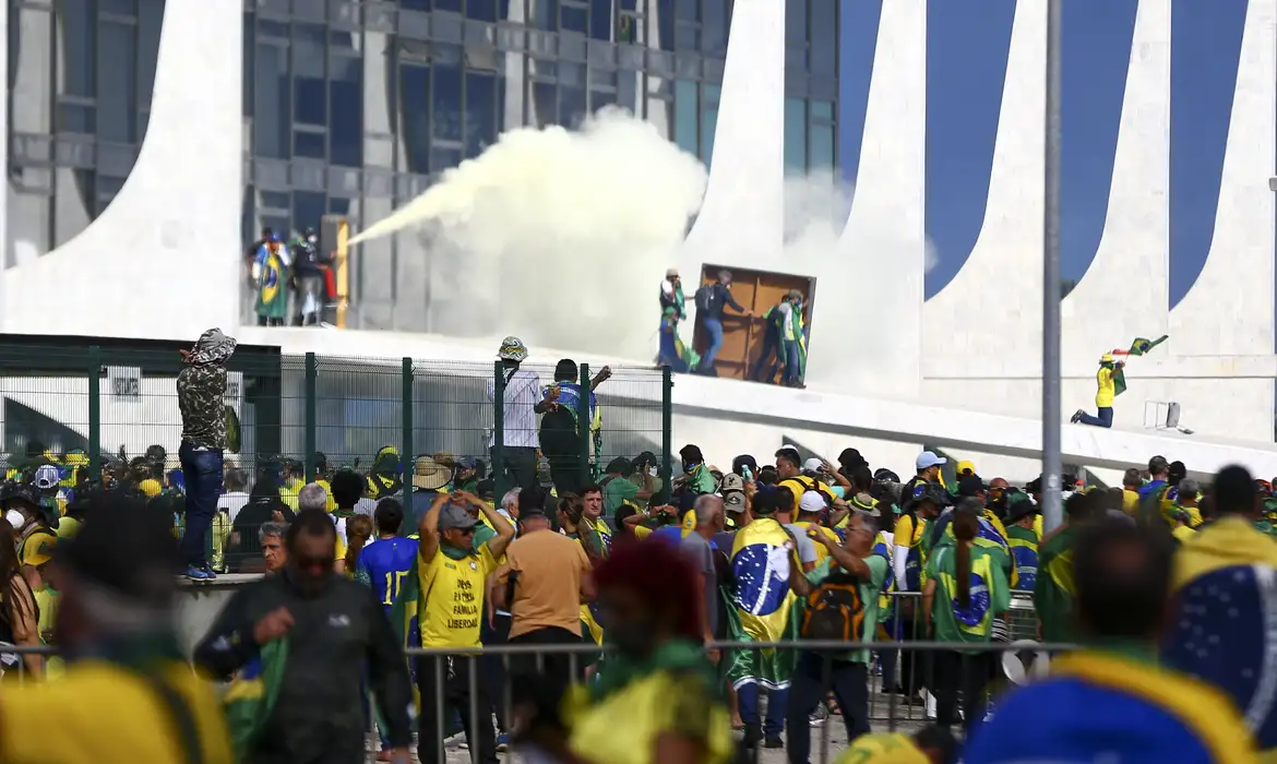 8/1: Moraes manda prender condenado que tirou tornozeleira