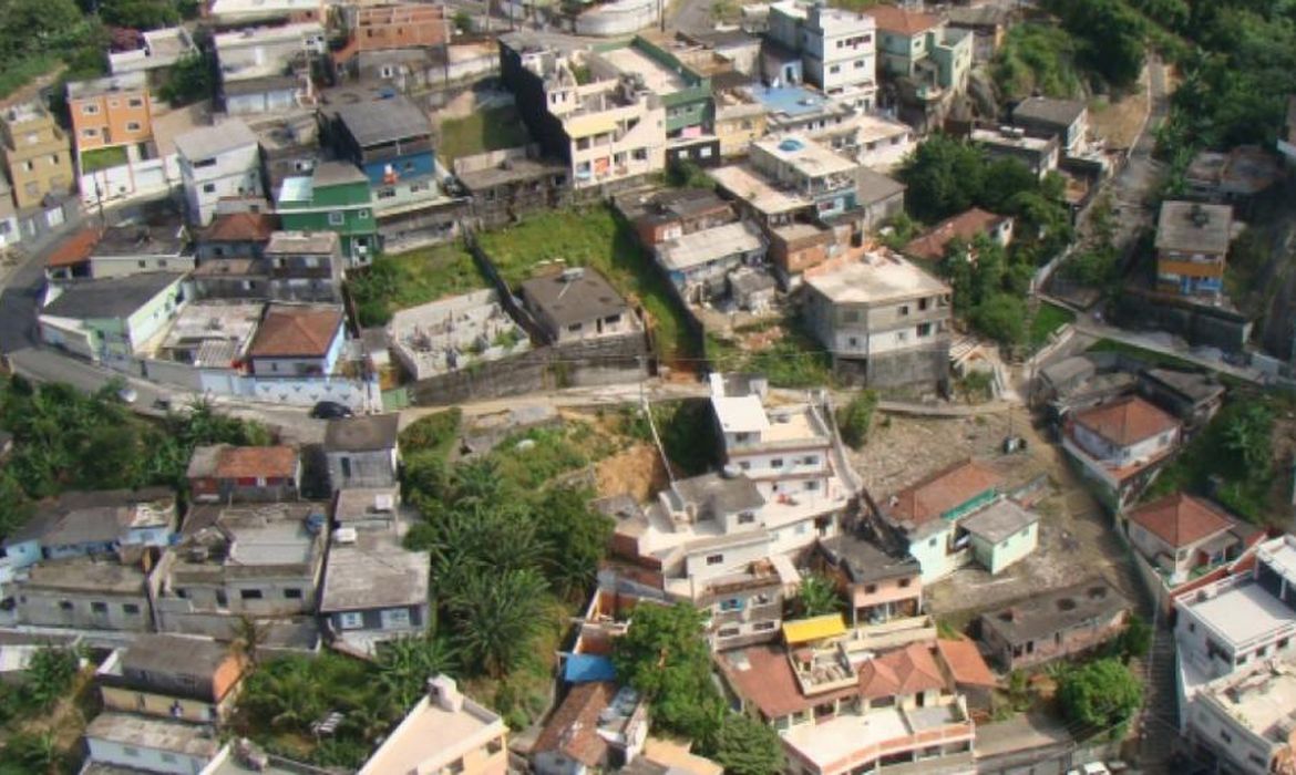 Incêndio de grandes proporções atinge favela