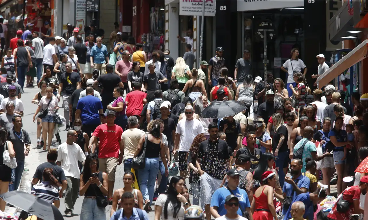 População brasileira chega a 213,4 milhões