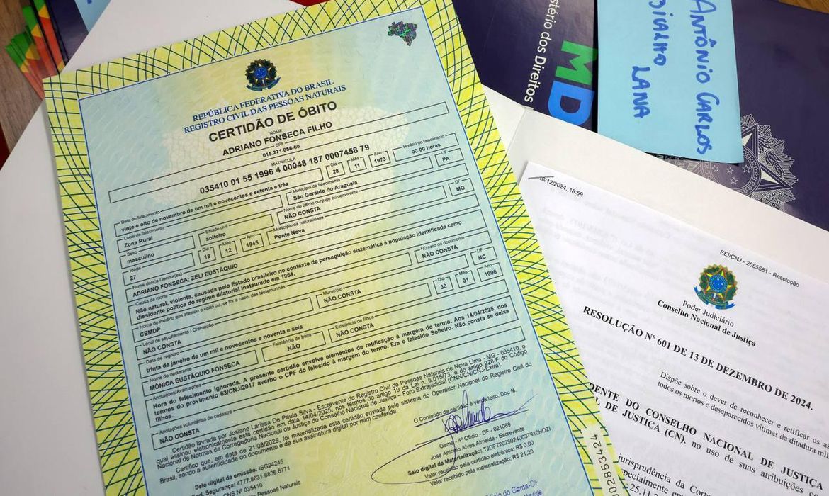 Famílias de 63 vítimas da ditadura recebem atestado de óbito
