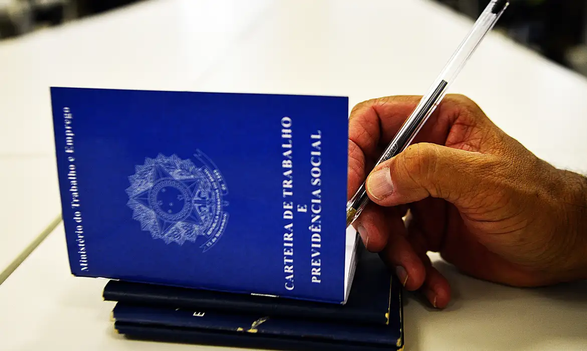 Desemprego recua para 5,6%, a menor taxa desde 2012