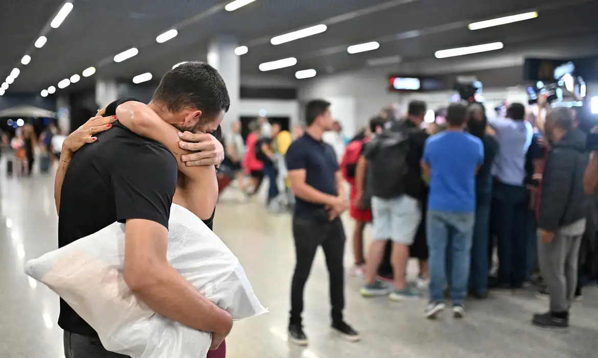 Novo voo com repatriados brasileiros chega hoje