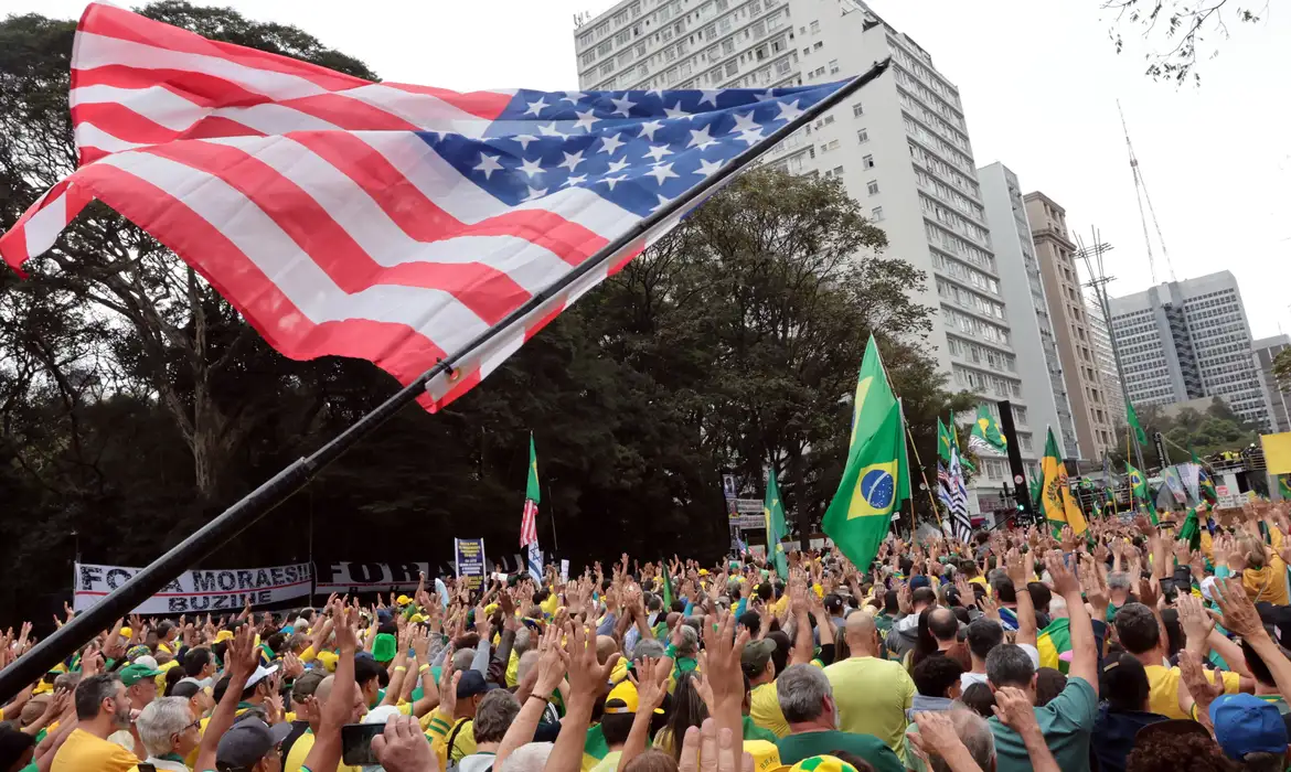 Ato pró-Bolsonaro une governadores e parlamentares de direita