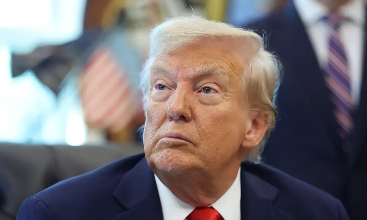 Trump ameaça cancelar licenças de TVs e rádios
