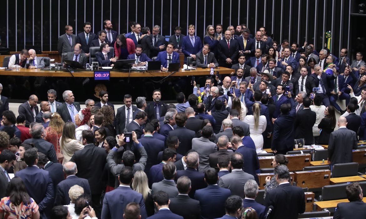 Câmara aprova urgência para projeto de anistia