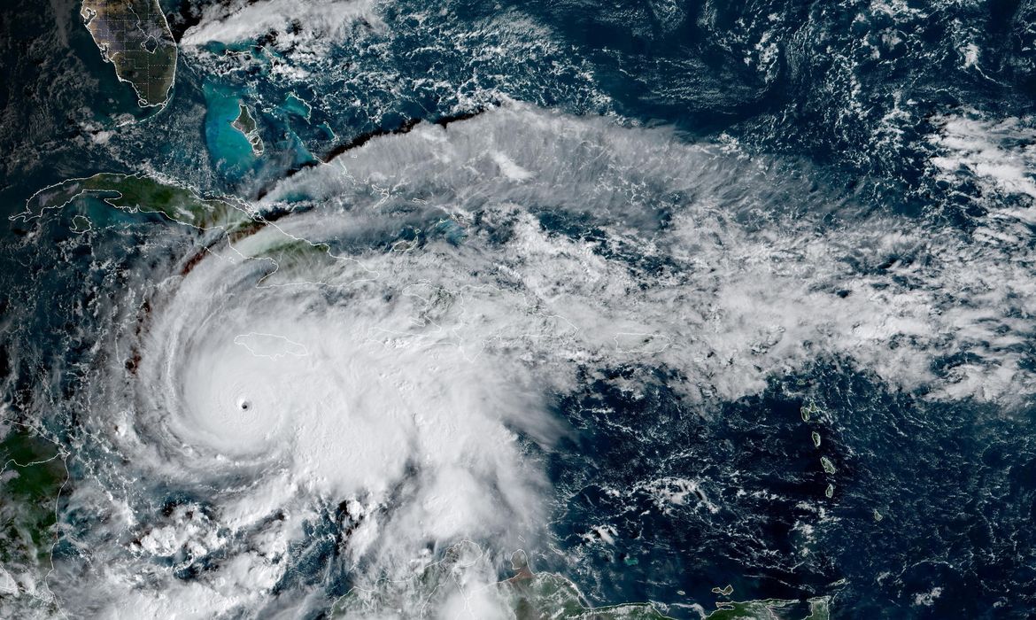 Furacão Melissa chega à Jamaica como tempestade