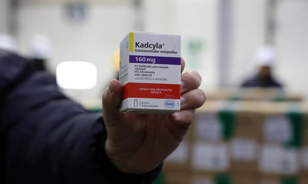 Brasil recebe lote de medicamento para tratar câncer