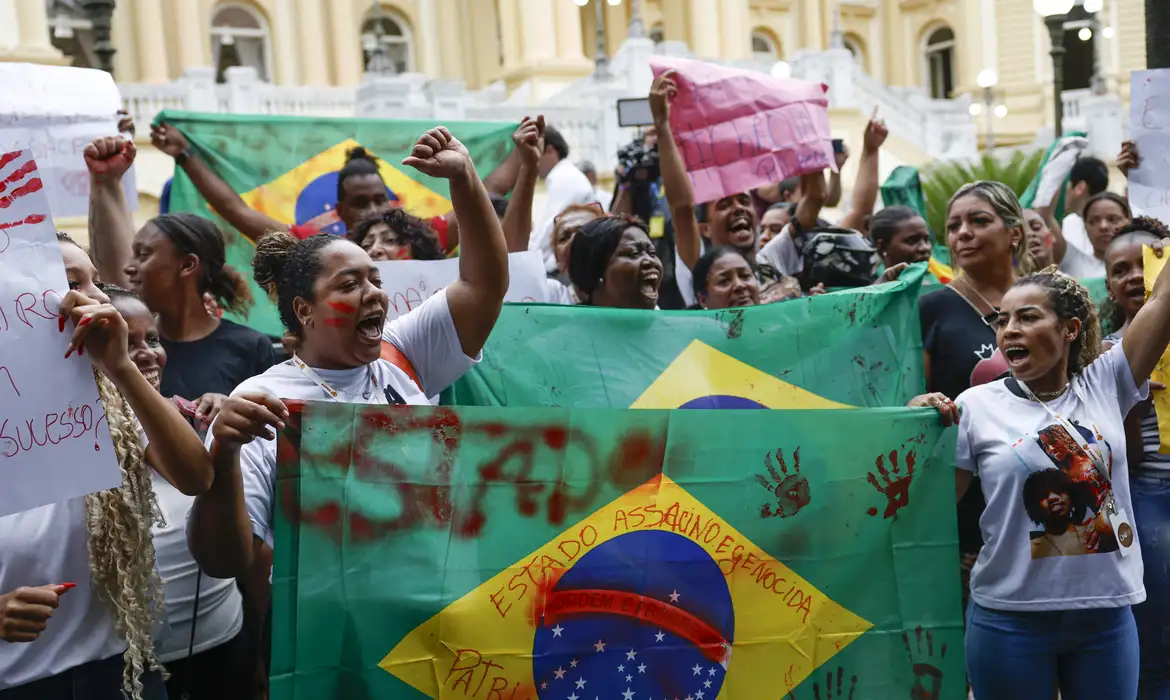 Moradores do Alemão e da Penha protestam