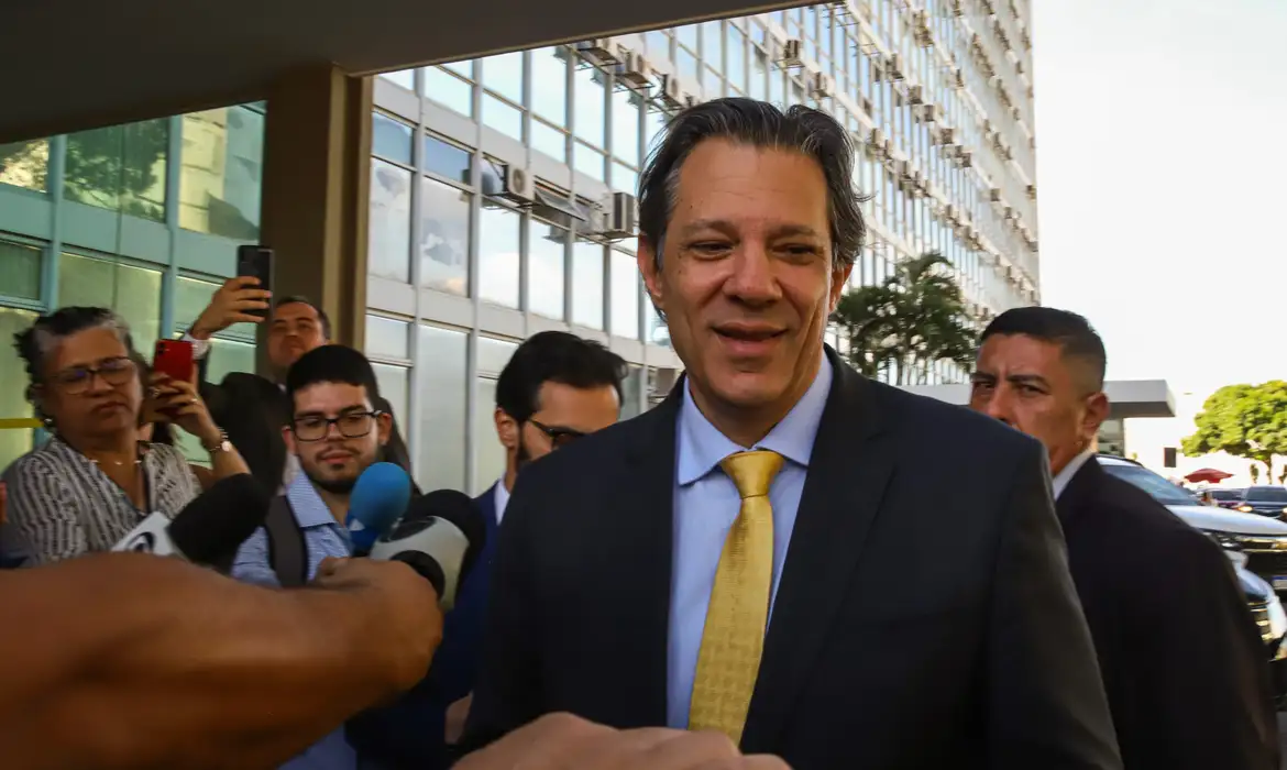 Haddad comemora aprovação da isenção do IR