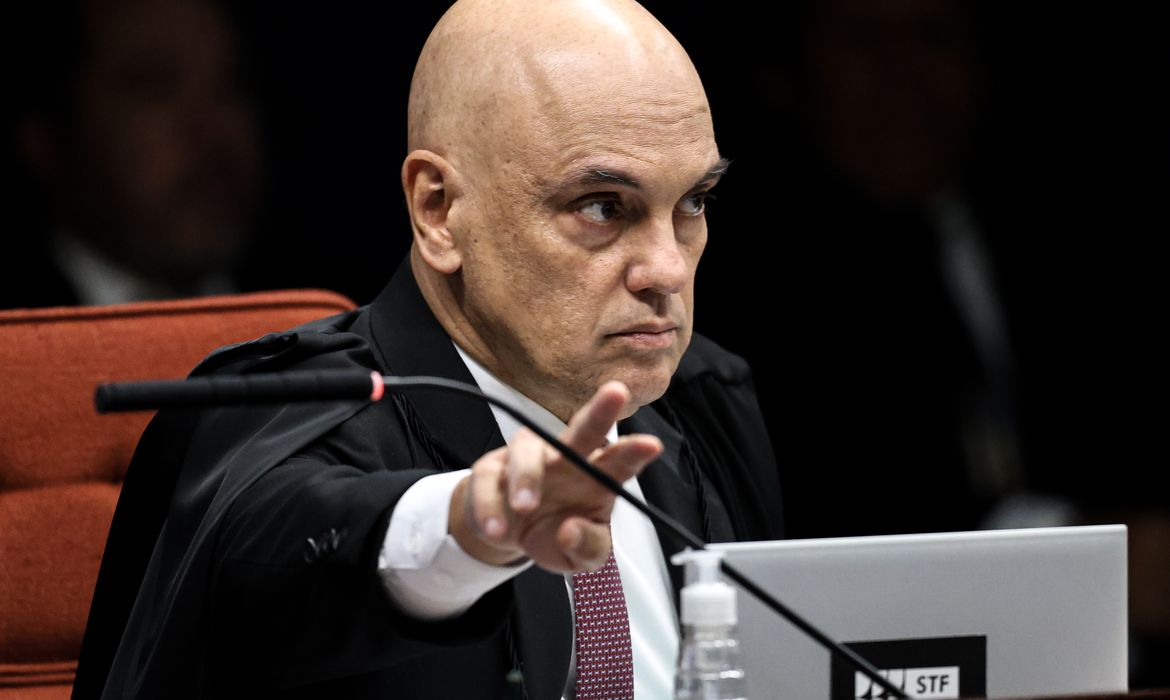 Moraes manda Bolsonaro explicar uso de celular