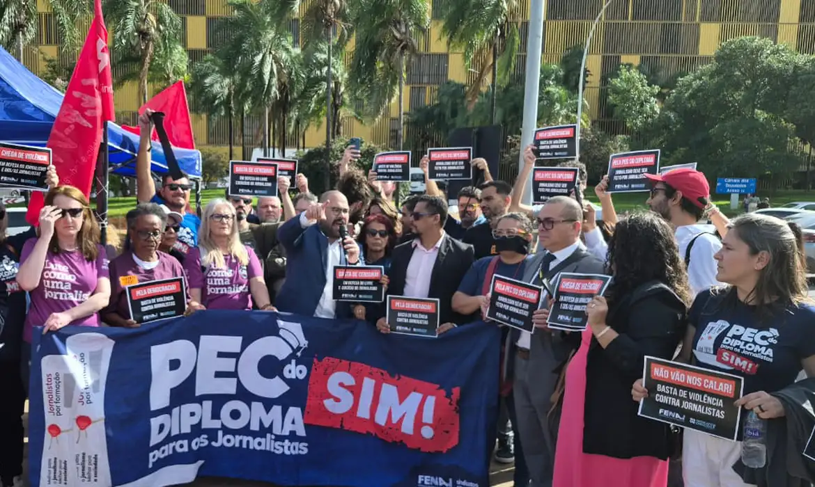 Jornalistas fazem ato contra censura e agressões