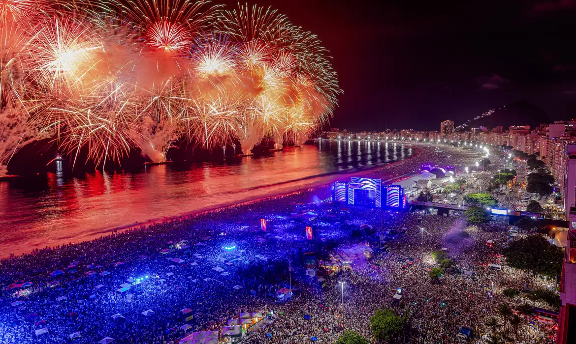 Copacabana promete drones e queima de fogos