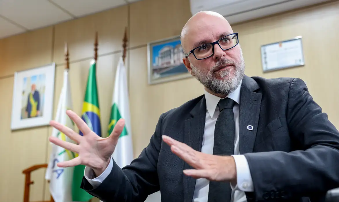 Anvisa quer reduzir fila de análises