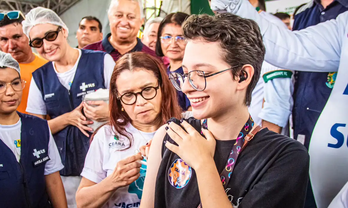 Cidades do CE e MG iniciam vacinação contra dengue