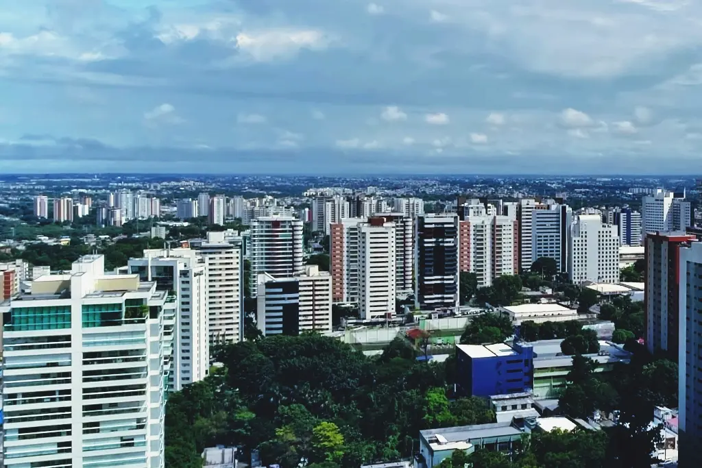 A cidade de 2,3 milhões de pessoas que vive isolada por terra