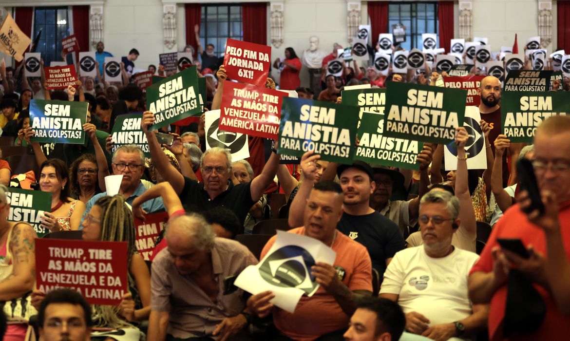 Em ato em SP, manifesto celebra democracia