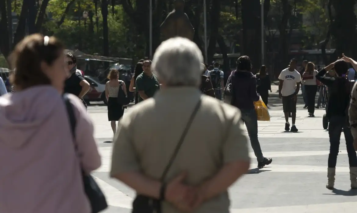 Cerca de 300 mil idosos brasileiros têm algum grau