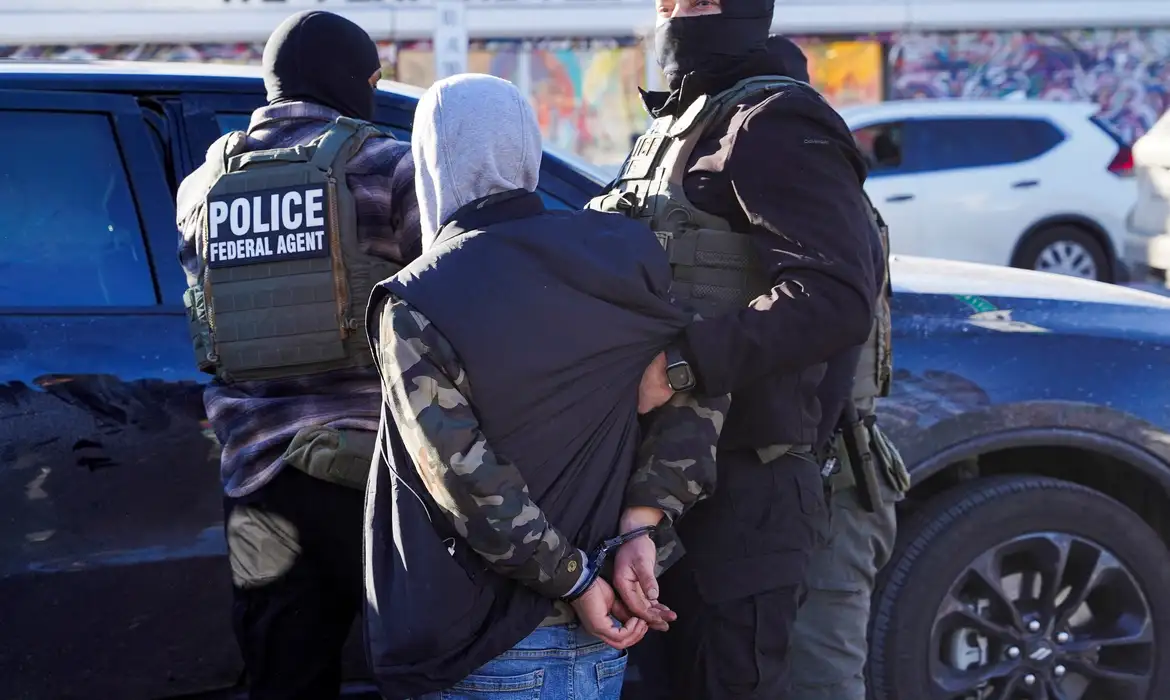 Dos imigrantes detidos nos EUA
